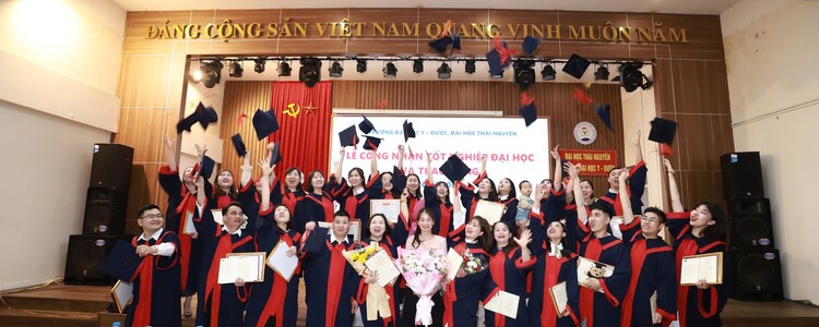 sinh viên lớp CNXNK3 nhận bằng tốt nghiệp